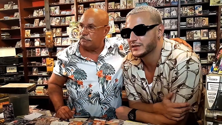 Boualem Benhaoua avec DJ Snake, qui lui a rendu visite à la boutique Disco Maghreb.