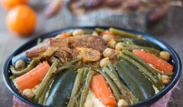 Couscous algérien traditionnel avec du bœuf et des haricots verts