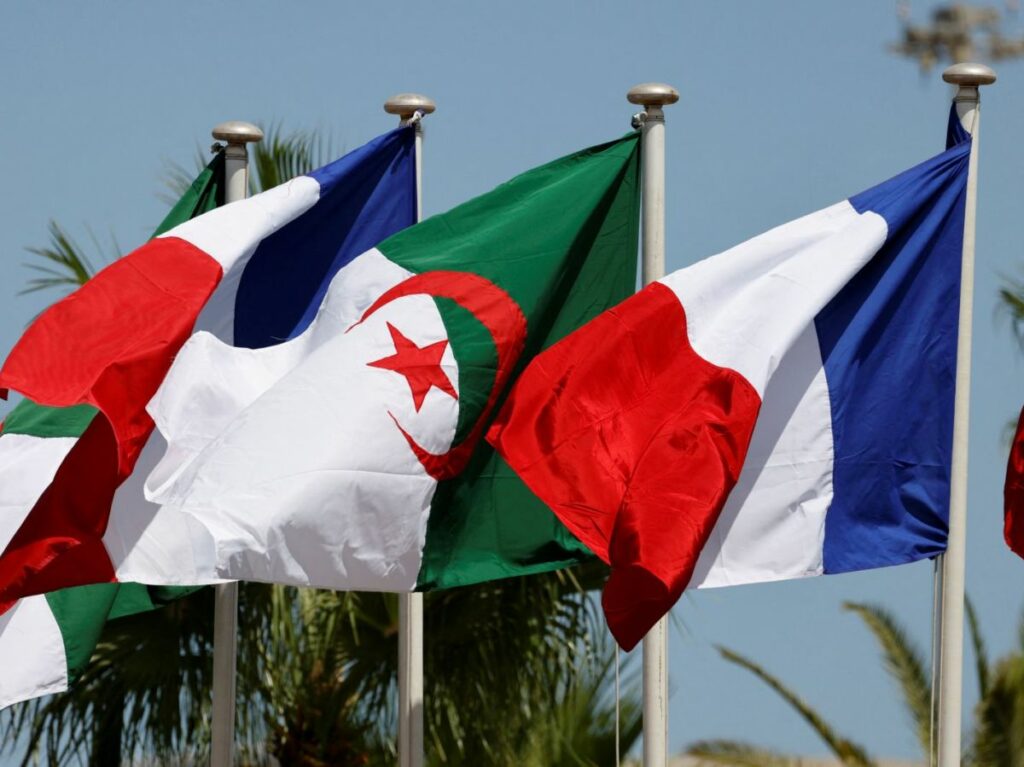 Drapeaux algériens et français pour illustrer l'Accord franco-algérien de 1968.