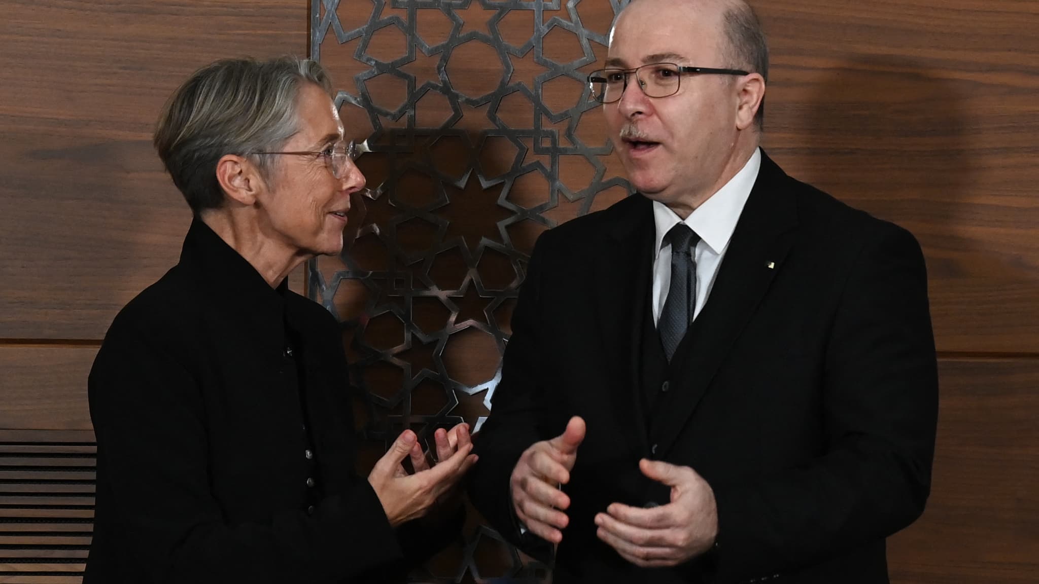 Aïmene Benabderrahmane, le Premier ministre algérien, avec Élisabeth Borne, la Première ministre française.