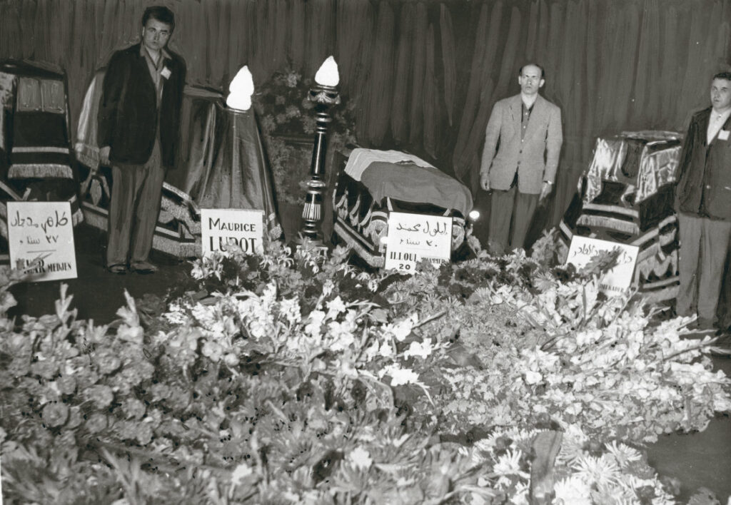 Cercueils des manifestants tués lors du défilé du 14 juillet 1953.
