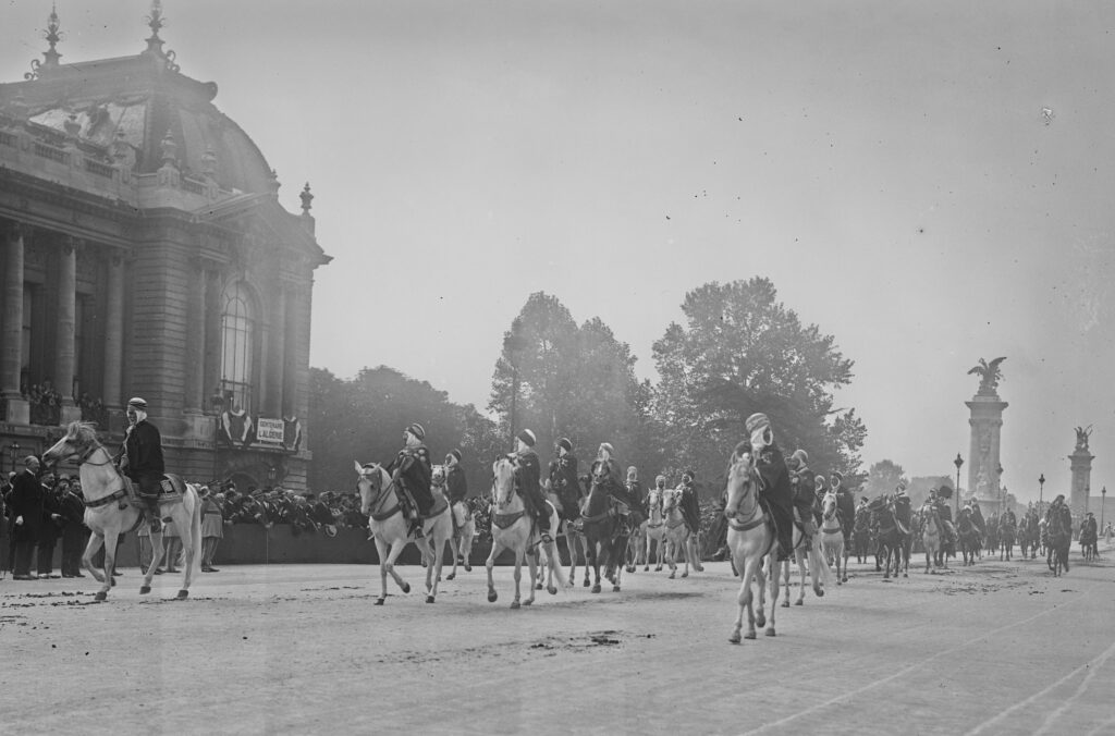 Les caïds algériens au défilé du 14 juillet 1930.