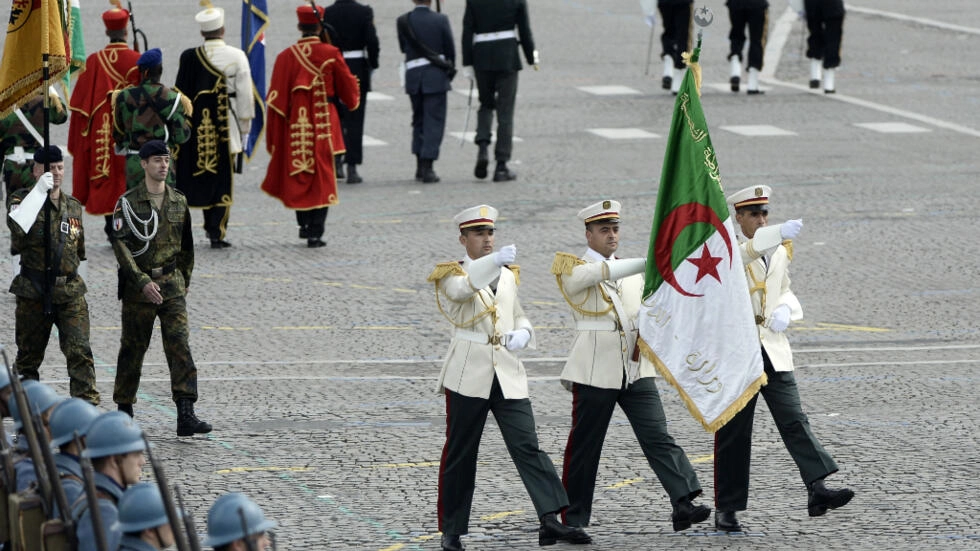 Délégation algérienne, composée de 3 soldats, au défilé du 14 juillet 2014.