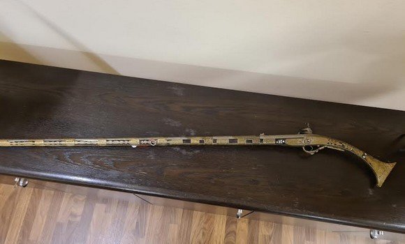 Fusil d'Algérie, à verrou en pierre de Miguelet « Moukahla d'apparat », mesurant environ 160 cm de long. Il est doté d'un canon rond damasquiné, d’une longueur de 128,5 cm, fait en acier tordu décoratif avec un rail de canon en relief, de calibre 15 mm et d'une bouche canonnée.