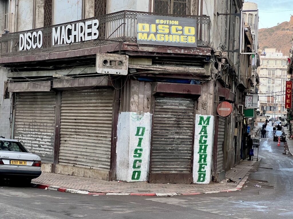 La boutique Disco Maghreb à Oran, avant sa restauration.