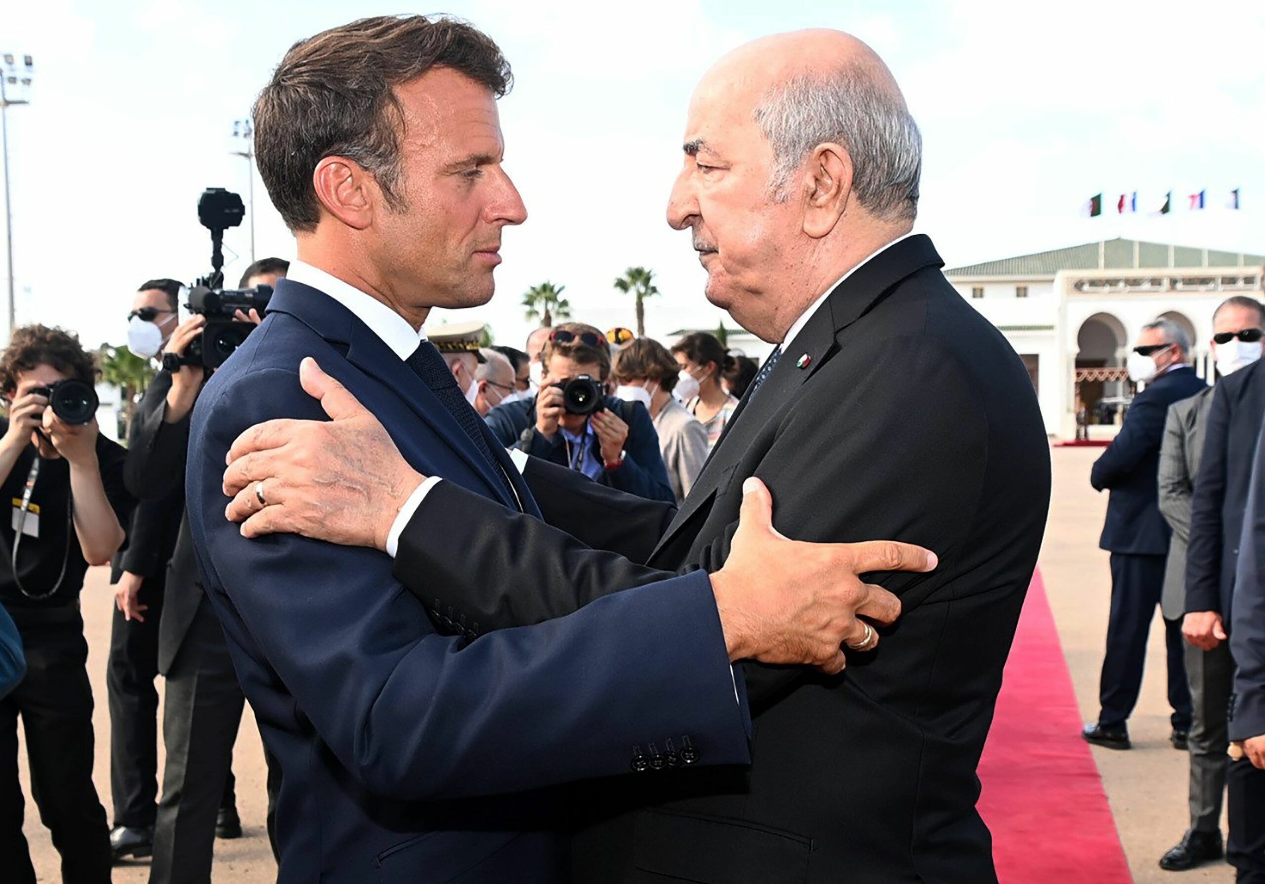 Rencontre du président algérien, Abdelmadjid Tebboune, avec le président français, Emmanuel Macron, à l'aéroport d'Alger, en août 2022.