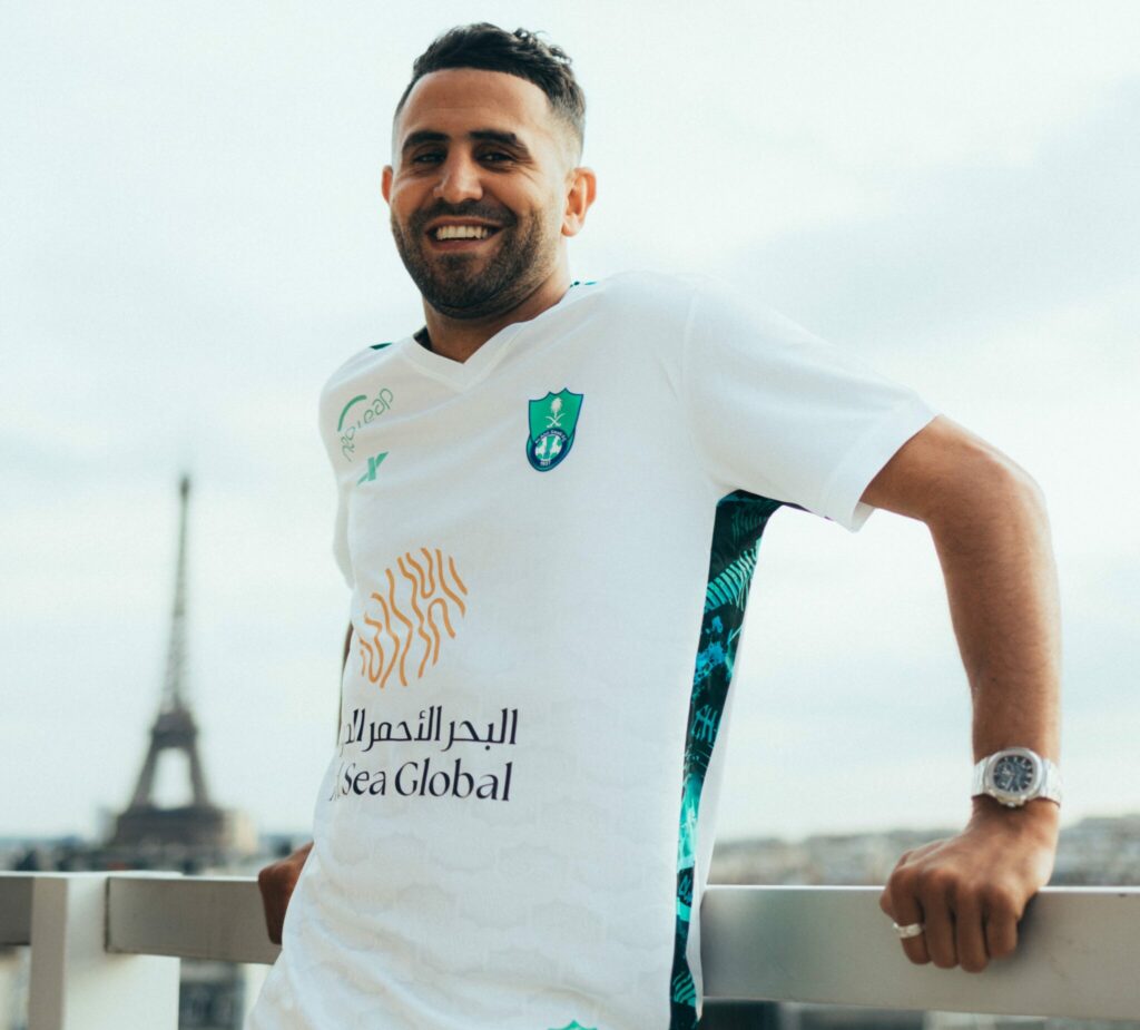 Riyad Mahrez avec le maillot d'Al-Ahli Soudi Club.