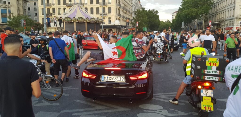 Supporters algérien à Lyon (France).