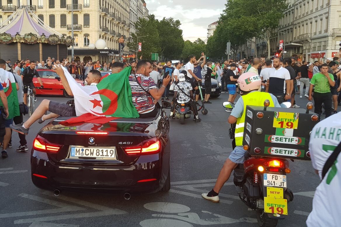 Supporters algérien à Lyon (France).
