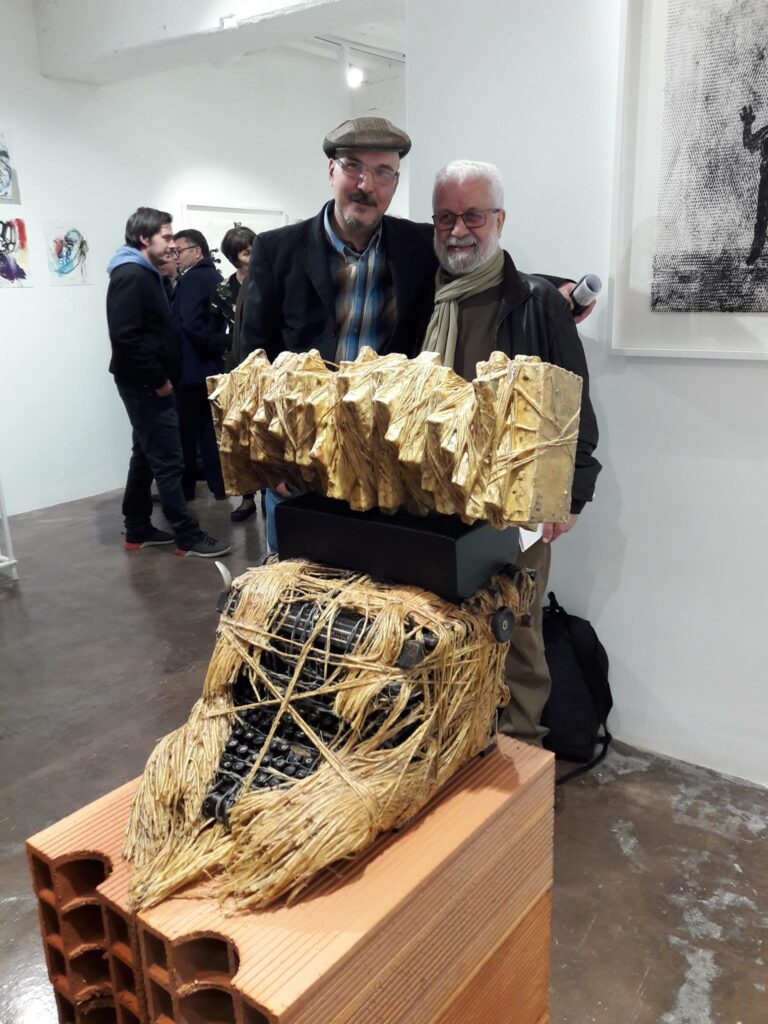 Kamel Yahiaoui (à gauche) avec le poète algérien Ben Mohamed (à droite) lors de l’installation « Parole séquestrée » (galerie ALMA Espace d'art, Paris, 31 mars 2018).