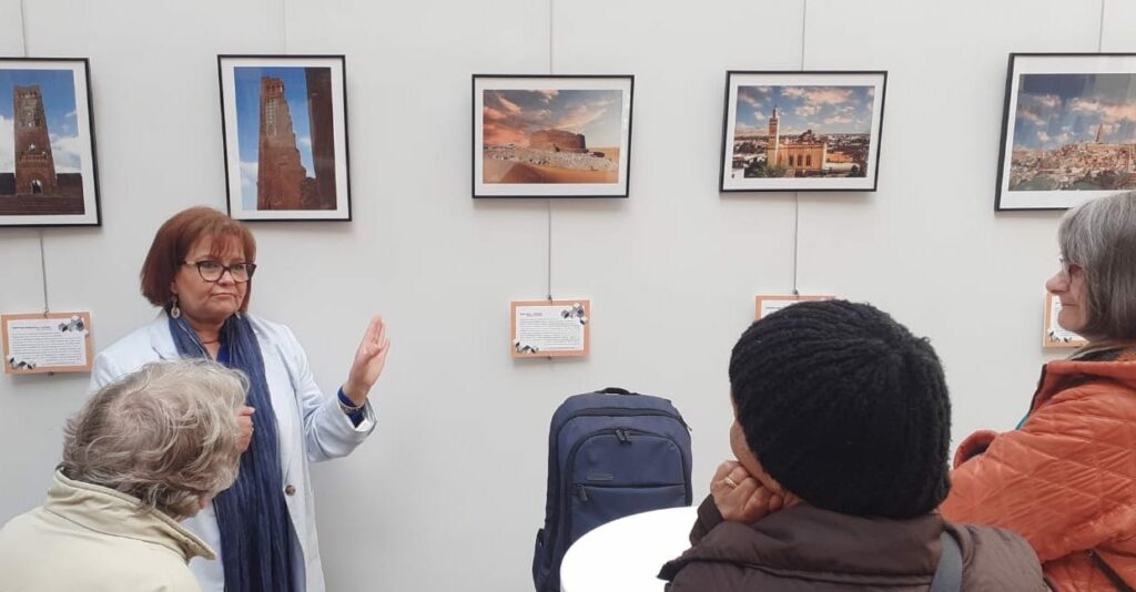 Nassira Seddi présente l’exposition à un groupe de visiteurs (Avant-Poste, Roubaix, 16/05/2023).