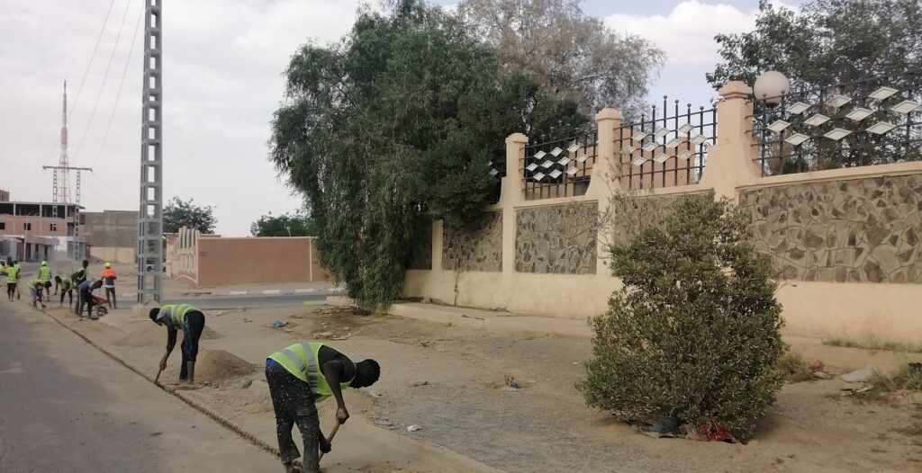 Beaucoup de migrants clandestins subsahariens, dont des Nigériens débarqués récemment, travaillent dans les chantiers de Tamanrasset.