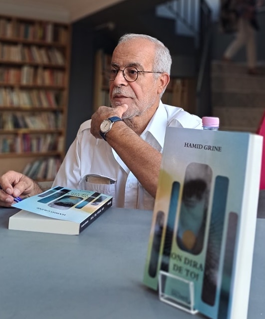 Hamid Grine dédicace son roman à la Librairie L'Arbre à dires (Alger, septembre 2023).
