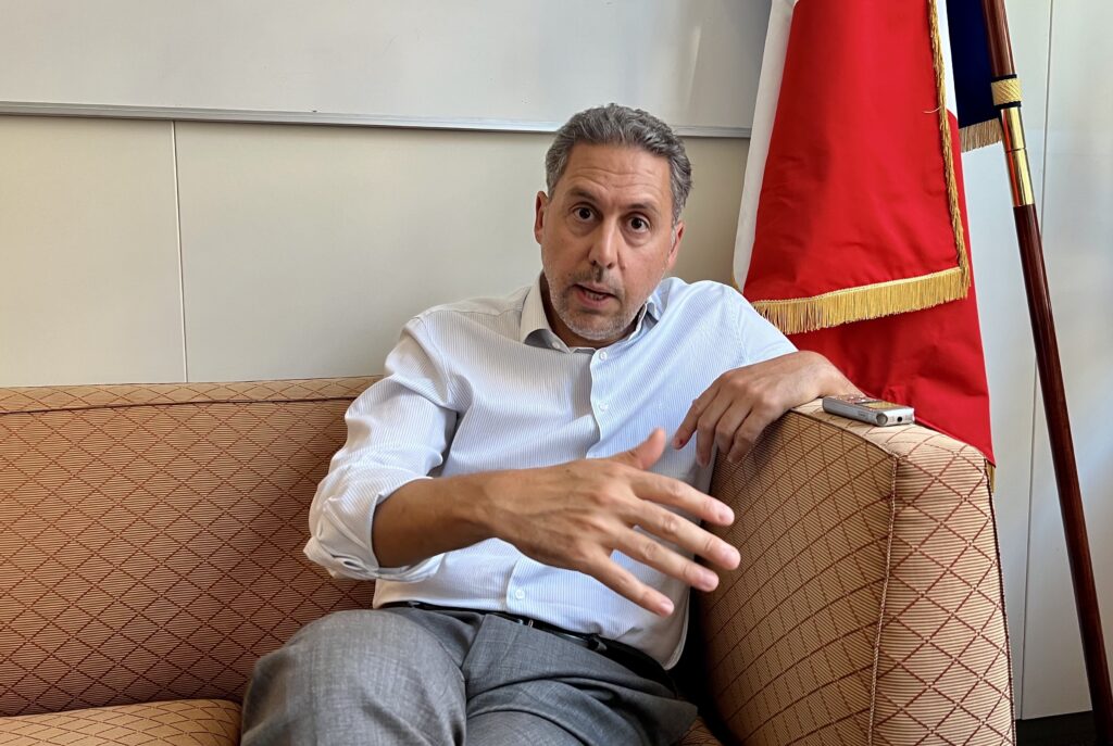 Karim Amellal, Ambassadeur de France et Délégué interministériel à la Méditerranée, dans son bureau au ministère français des Affaires étrangères (septembre 2023, crédit photo : FA-Actu)