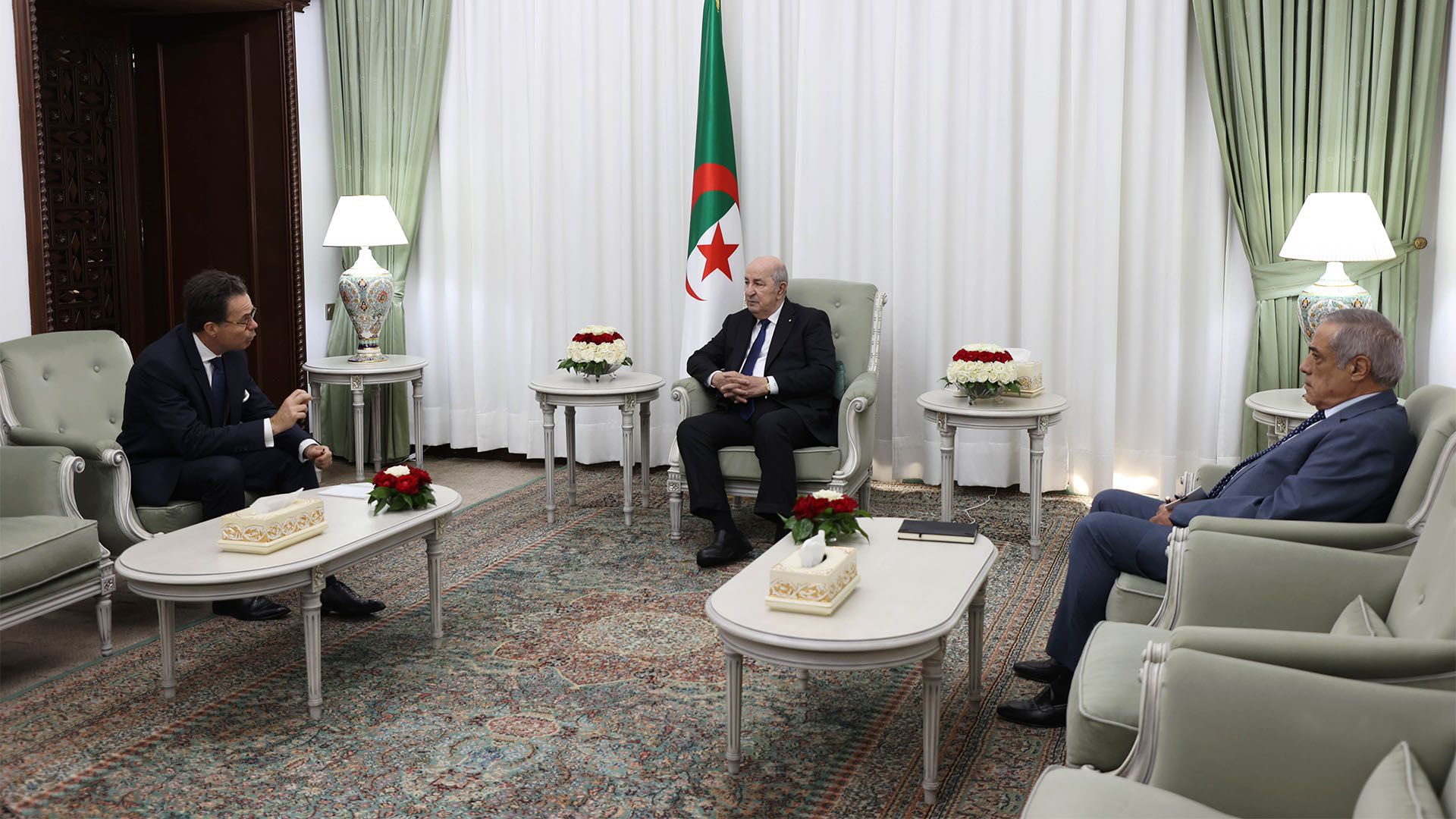 Le président algérien, Abdelmadjid Tebboune, reçoit l'ambassadeur de France en Algérie, Stéphane Romatet