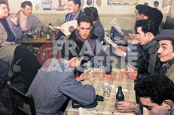 Des immigrés algériens en moment de détente au café, 1955 (©Cité nationale de l’histoire de l’immigration).