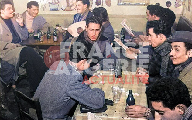 Des immigrés algériens en moment de détente au café, 1955 (©Cité nationale de l’histoire de l’immigration).