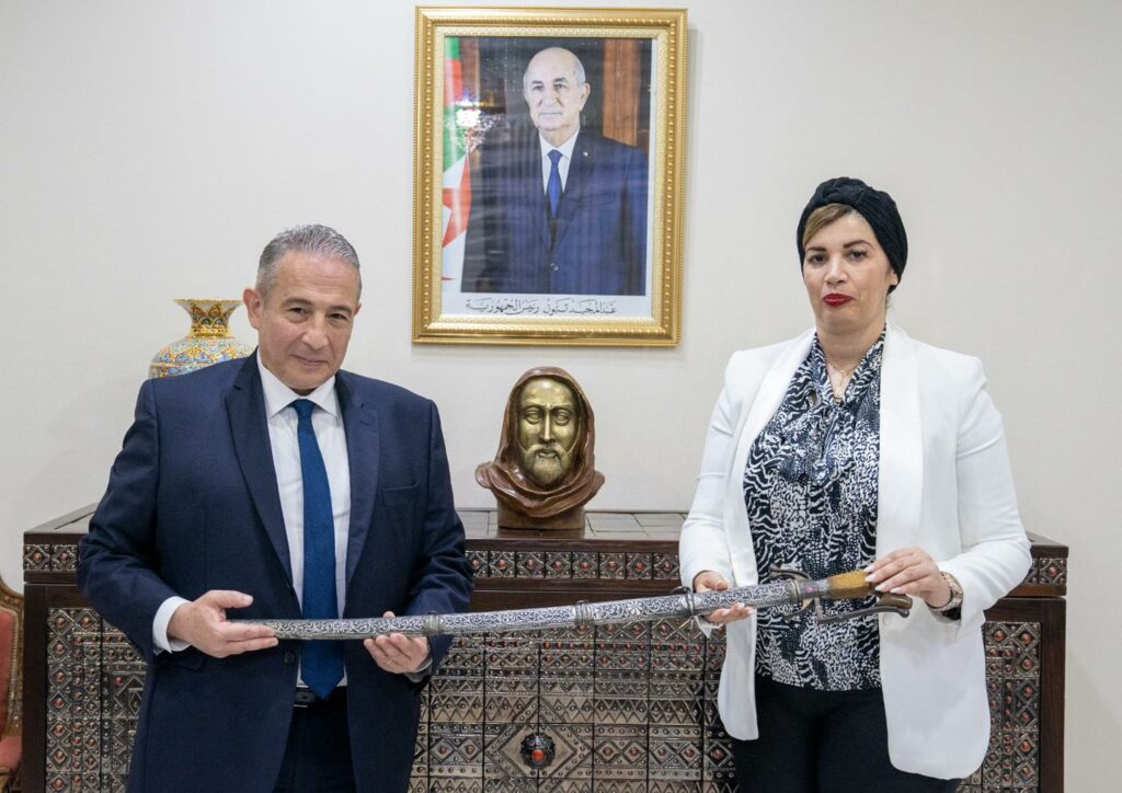 L’ambassadeur d’Algérie en France, Saïd Moussi, rend une épée de l’émir Abdelkader à la ministre de la Culture, Soraya Mouloudji