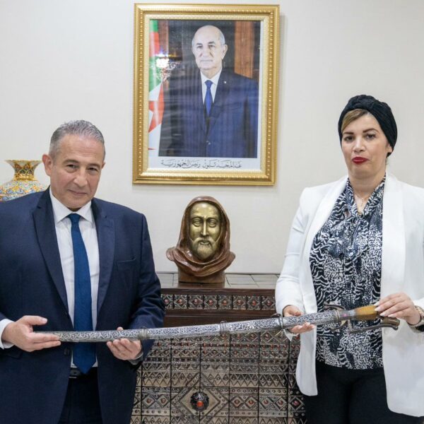 L’ambassadeur d’Algérie en France, Saïd Moussi, rend une épée de l’émir Abdelkader à la ministre de la Culture, Soraya Mouloudji