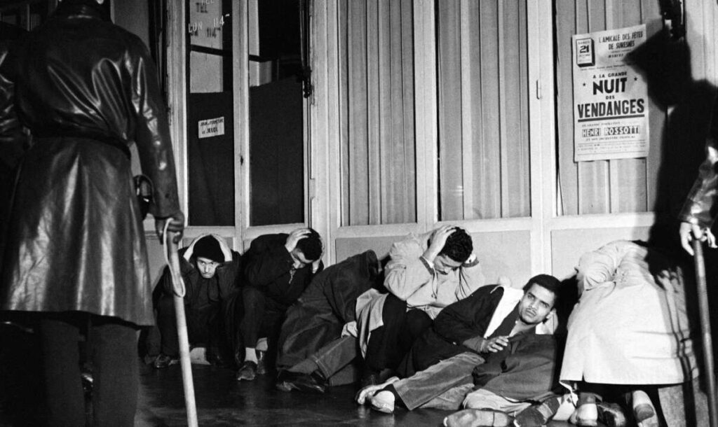 Massacre du 17 octobre 1961 en plein Paris (des manifestants algériens arrêtés par la police de Maurice Papon tandis que des centaines d’autres avaient été blessés ou tués, beaucoup par noyade, juste pour avoir participé à une marche pacifique à l’appel du FLN, ©AFP).