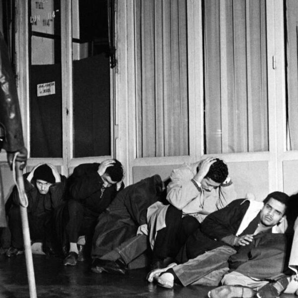 Massacre du 17 octobre 1961 en plein Paris (des manifestants algériens arrêtés par la police de Maurice Papon tandis que des centaines d’autres avaient été blessés ou tués, beaucoup par noyade, juste pour avoir participé à une marche pacifique à l’appel du FLN, ©AFP).