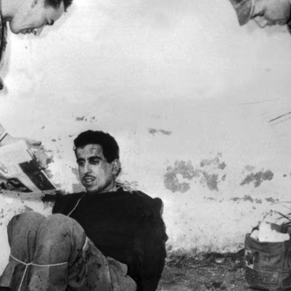 Omar Merouane, membre du FLN et de ses groupes de choc pendant la bataille d’Alger, est interrogé sans ménagement par les parachutistes, le 14 mars 1957 (©AFP)