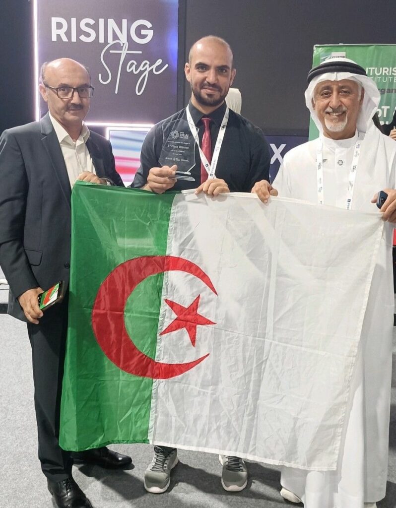 Tarek Gueham, fondateur de la plateforme éducative Tarik (au centre de la photo), reçoit le 1er prix du concours Arab IoT & AI Challenge