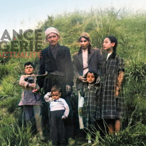 Abdelmalek Kitouni pose au maquis FLN avec sa famille : son épouse Djouhra et ses quatre enfants (de gauche à droite : Hosni, Nadjib, Naïma et Malika). Photographiés par Abderrahmane Khaznadar, aussi membre du FLN (Aïn Kerma, printemps 1956, archives de la famille Kitouni).