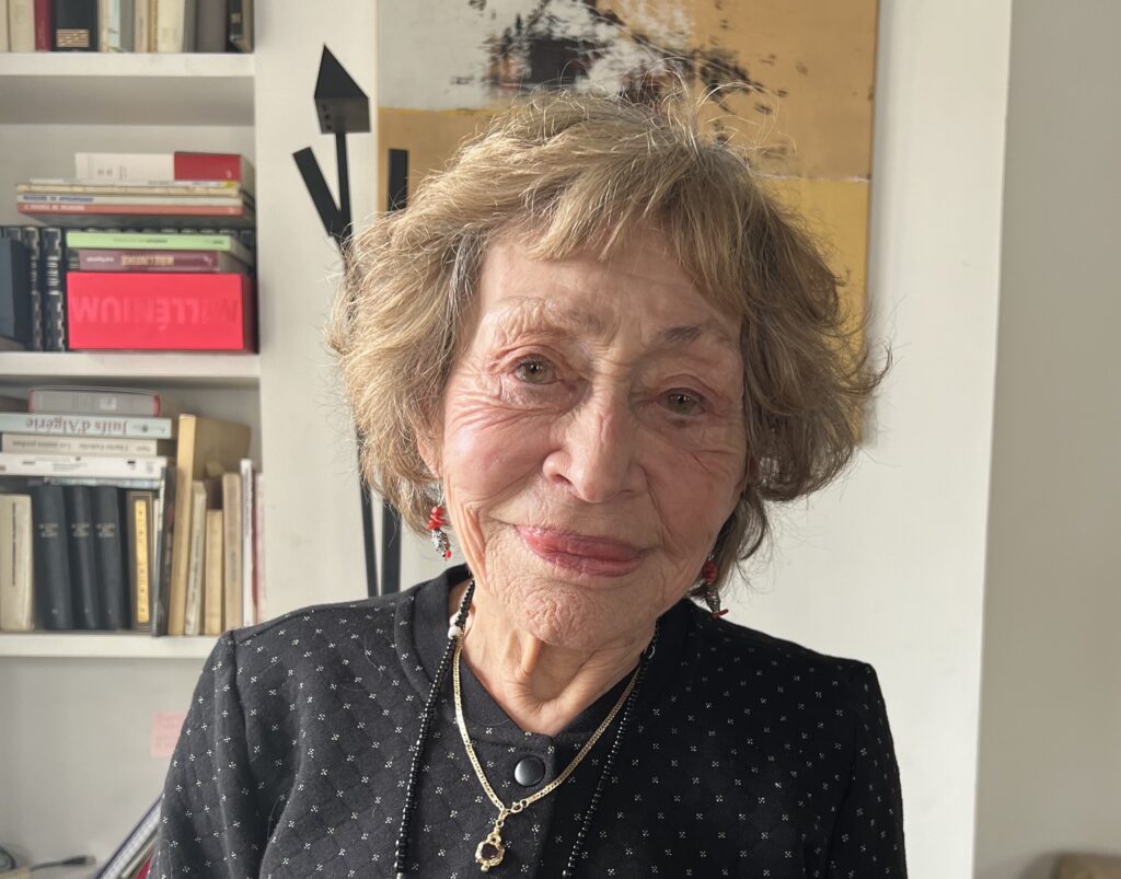 Alice Cherki, psychiatre et ancienne militante pour l’indépendance de l’Algérie chez elle à Paris