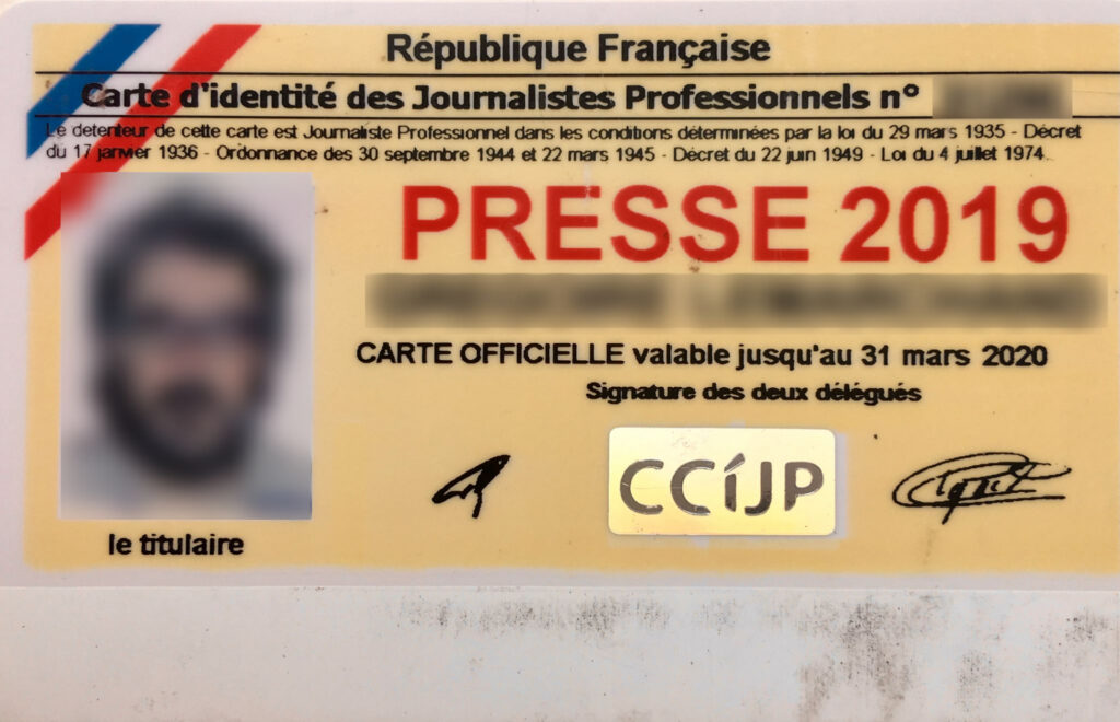 Que ce soit durant les années 1990 ou ces quelques dernières années, avec l’arrivée d’une nouvelle vague d’exilés post-Hirak 2019, il n’est jamais évident pour un journaliste algérien primo-arrivant en France de poursuivre sa car- rière. La case reconversion professionnelle est quasi-obligatoire pour tous (Carte de presse française, ©AFP).