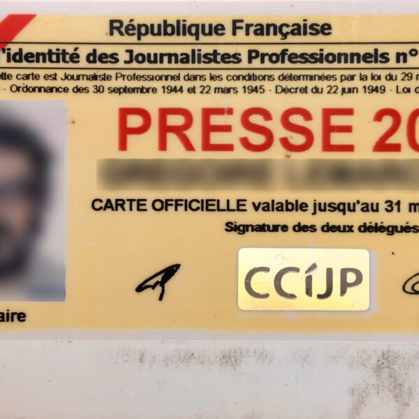 Que ce soit durant les années 1990 ou ces quelques dernières années, avec l’arrivée d’une nouvelle vague d’exilés post-Hirak 2019, il n’est jamais évident pour un journaliste algérien primo-arrivant en France de poursuivre sa car- rière. La case reconversion professionnelle est quasi-obligatoire pour tous (Carte de presse française, ©AFP).