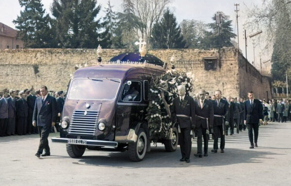 Funérailles de Camille Blanc, maire d’Évian, le 4 avril 1961. Une Légion d’honneur à titre posthume lui a été remise lors de la cérémonie à laquelle ont participé des milliers de personnes (photo d’archives colorée par K.N. Communication, ©Ullstein Bild).
