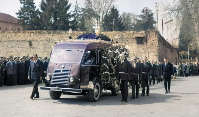 Funérailles de Camille Blanc, maire d’Évian, le 4 avril 1961. Une Légion d’honneur à titre posthume lui a été remise lors de la cérémonie à laquelle ont participé des milliers de personnes (photo d’archives colorée par K.N. Communication, ©Ullstein Bild).