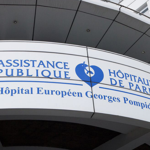 Le gouvernement français multiplie depuis des années les plans d’attractivité pour attirer les médecins français vers l’hôpital public, sans grand succès. Ce sont plutôt les médecins étrangers, dont environ 6000 algériens, qui l’empêchent de s’effondrer comme lors de la pandémie de la Covid-19 (illustration, ©AFP).