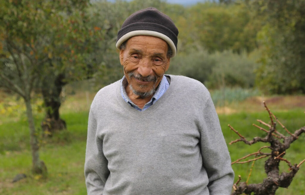 Pierre Rabhi en simple paysan chez lui dans l’Ardèche en 2021 (©Mouvement Colibris).