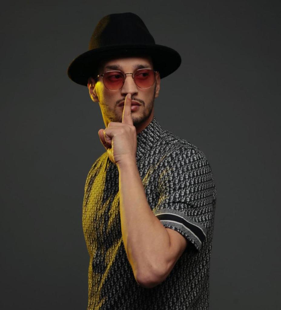 Soolking fait taire les sceptiques depuis plus de cinq ans maintenant, qui ne croyaient pas trop à la fusion entre le rap français et algérien. Mais sa touche DZ atypique lui a permis de faire une percée remarquable dans le monde de la chanson française. Aujourd’hui, c’est l’un des rappeurs les plus fédérateurs et les plus populaires en France (©D.R.).
