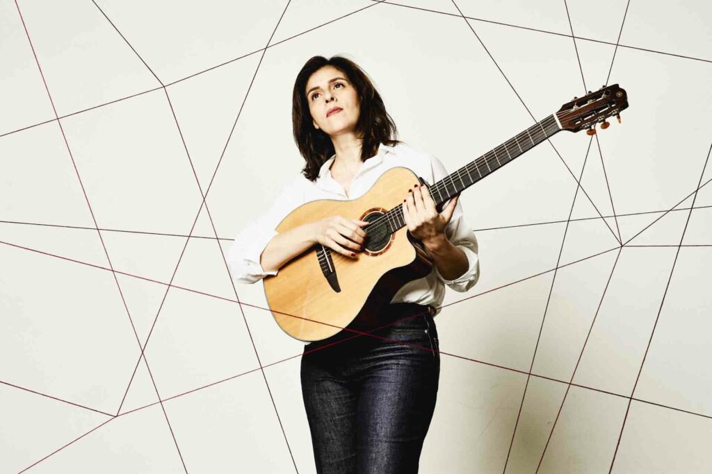 Souad Massi, virtuose de la guitare et de la pop folk, se distingue sur la scène musicale française par son élégance authentique et sa capacité à fidéliser son public tout en douceur. La chanteuse algéroise est la force tran- quille du paysage musical franco-algérien (©D.R.).