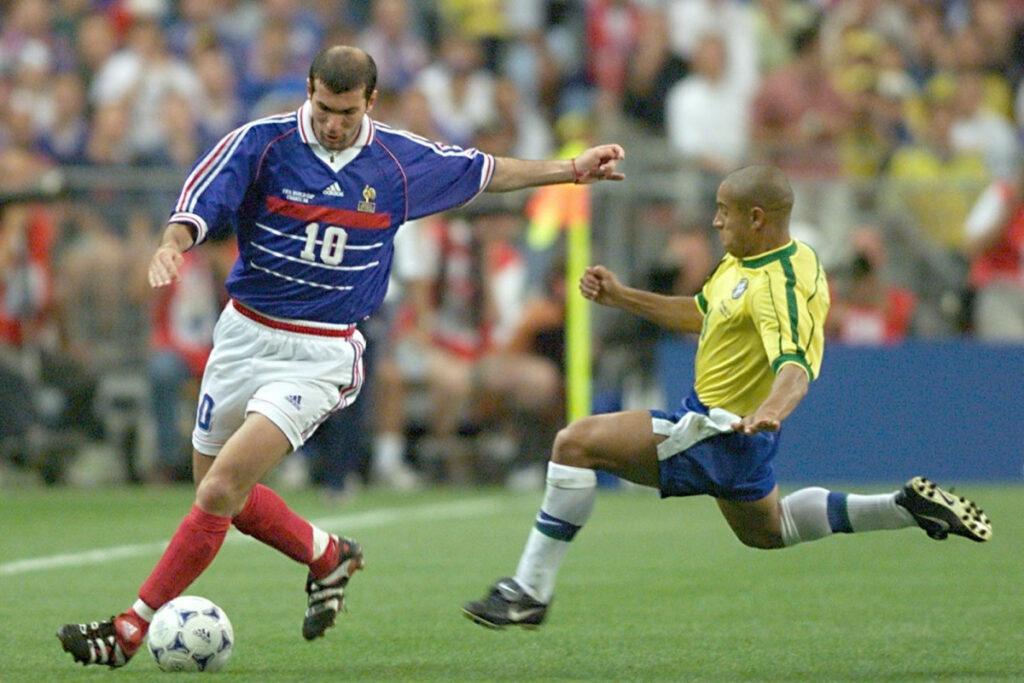 Zinédine Zidane inarrêtable face au Brésil en finale de la Coupe du monde 1998 (Stade de France, 12/07/1998, ©AFP).
