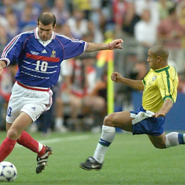 Zinédine Zidane inarrêtable face au Brésil en finale de la Coupe du monde 1998 (Stade de France, 12/07/1998, ©AFP).