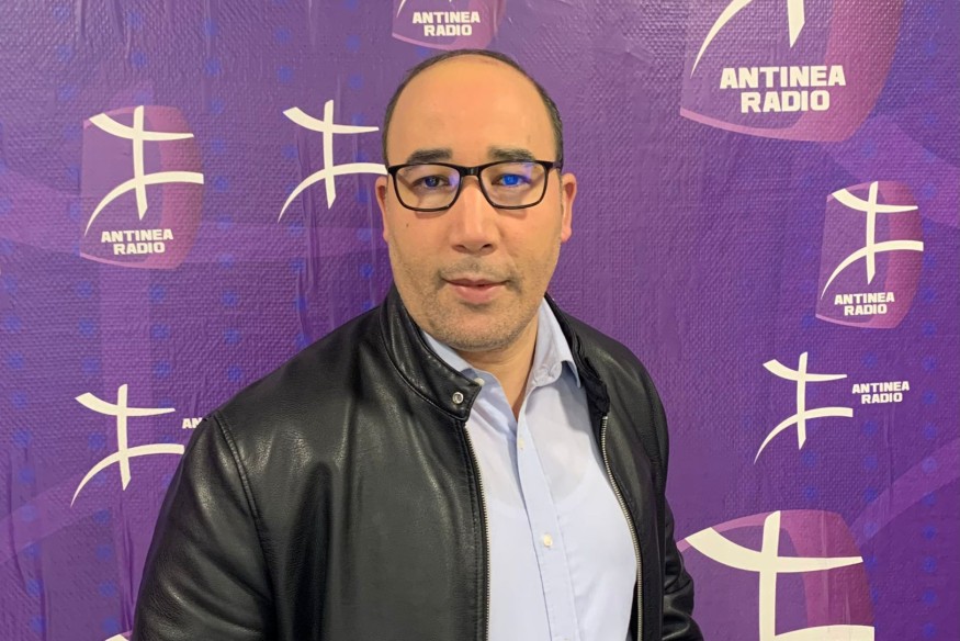 Farid Sahel, présentateur du JT de BRTV depuis 2016 et aussi animateur de Antinéa Radio, lancée par le groupe Berbère Télévision en 2020 (©D.R.). 