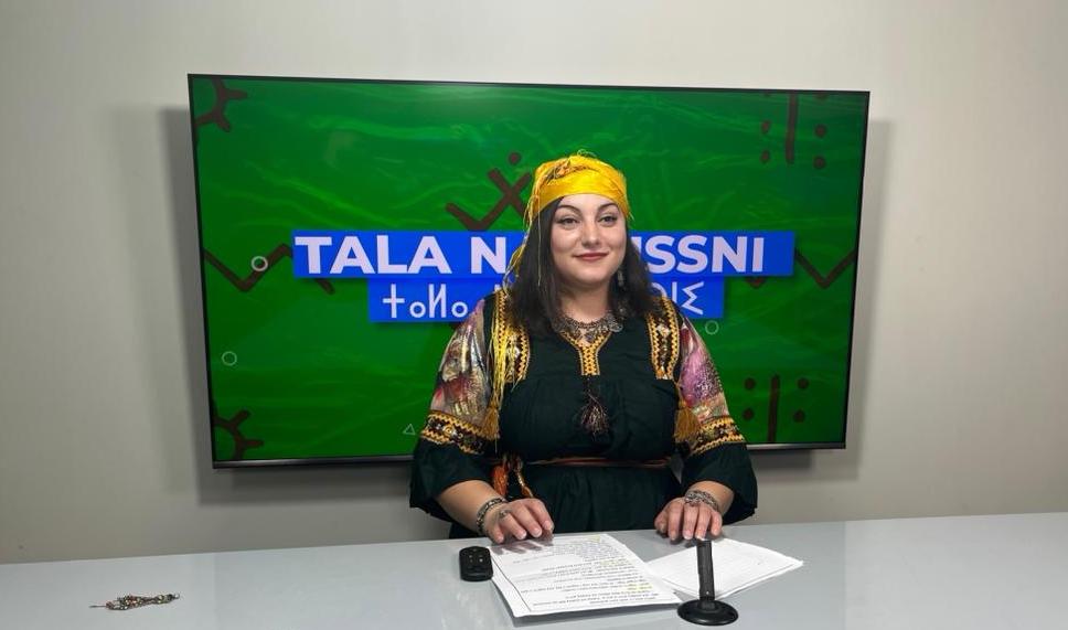Kenza Kebdi, la toute dernière recrue de BRTV, en studio avant l’enregistrement de son émission Tala N Tmussni, dans laquelle elle revient notamment sur la signification et l’étymologie de mots et d’expression en tamazight (©Kenza Kebdi).