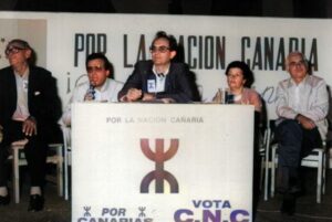 L’avocat Antonio Cubillo lors d’une rencontre du mouvement Le Congrès national des Canaries, créé en 1985 (photo d’archives de la collection personnelle d’Antonio Cubillo, communiquée par Zebensui López, colorée par K.N. Communication, ©D.R.).