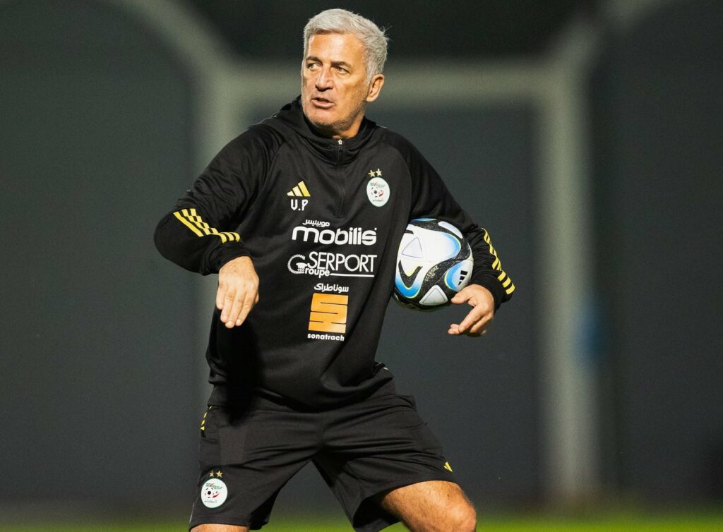 L’entraîneur bosnien Vladimir Petkovic, surnommé « le docteur », est le nouveau sélectionneur de l’équipe d’Algérie de football depuis le 4 mars 2024. Ses deux premiers matchs avec les Verts, dans le cadre des FIFA Series (22 mars et 26 mars), ont été encourageants avec, respectivement, une victoire (3-2) face à la Bolivie (3-2) et un nul (3-3) devant l’Afrique du Sud (photo prise lors d’une séance d’entraînement au Stade Nelson Mandela à Alger, ©Compte X officiel de l’Équipe d’Algérie).