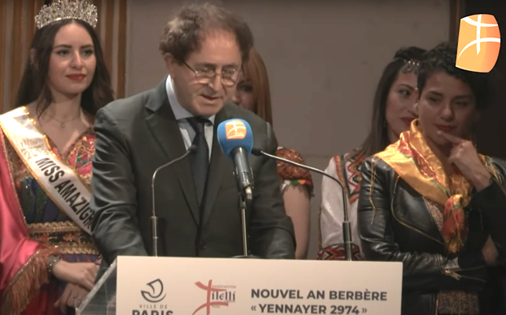 Mohamed Saadi, le fondateur de Berbère Télévision, est aussi le président de l’association culturelle Tilelli-Liberté, principale organisation qui célèbre chaque année le nouvel an berbère à l’Hôtel de ville de Paris (discours du 24/02/2024, ©BRTV).