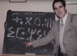 Mohand Arab Bessaoud est l’un des cofondateurs et principaux dirigeants de l’Académie Berbère, fondée à Paris en 1966. Il était aussi connu pour être un fervent défenseur de l’alphabet ancestral berbère : le tifinagh (sur le tableau qu’il montre, on peut lire « La révolution des Amazighs », ©D.R.).