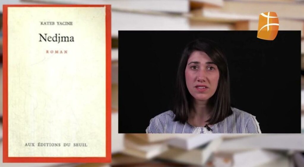 Nisma Tigrine, enseignante de tamazight de 28 ans, présente des programmes littéraires sur BRTV depuis 2022. Elle anime notamment Idlisen d Massa où elle présente des livres d’une façon très poétique (capture d’écran du numéro consacré au chef-d’œuvre de Kateb Yacine : Nedjma, ©BRTV). 