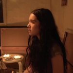 Scène du film La couleur dans les mains, qui raconte l’histoire de la jeune artiste peintre Yasmine, « alter ego » de Nora Hamdi. Cette dernière a d’ailleurs utilisé ses propres tableaux, qu’on voit sur l’image, pour le tournage du film (©Nora Hamdi).