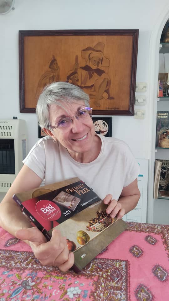 Chef Yasmina Sellam, fondatrice de la table d’hôte Dar Djeddi, nous présente son
livre Mémoire culinaire de l’Algérie (ANEP, 2022), prix Gourmand World Cookbook Awards
2023 dans la catégorie « Histoire culinaire » (©France Algérie Actualité).